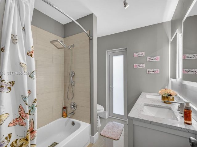 Продажа дома по адресу 1401 NW 46th St - фото 7534846