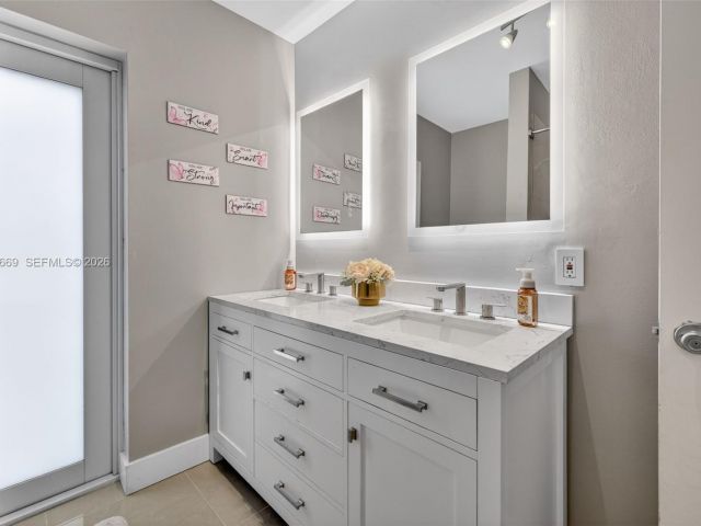 Продажа дома по адресу 1401 NW 46th St - фото 7534847