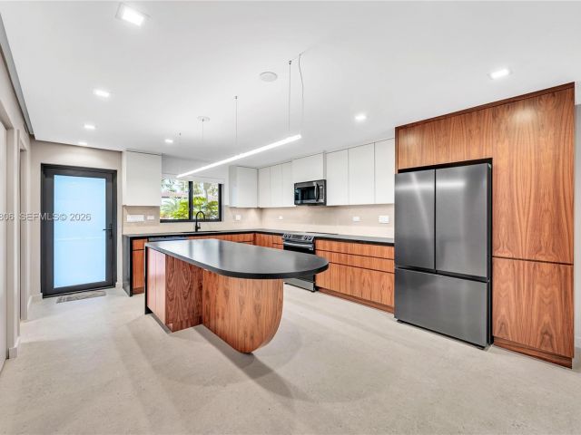 Дом в аренду по адресу 2211 NE 122nd St 2211 - фото 7475172