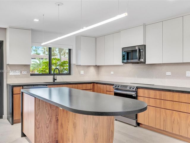 Дом в аренду по адресу 2211 NE 122nd St 2211 - фото 7475174