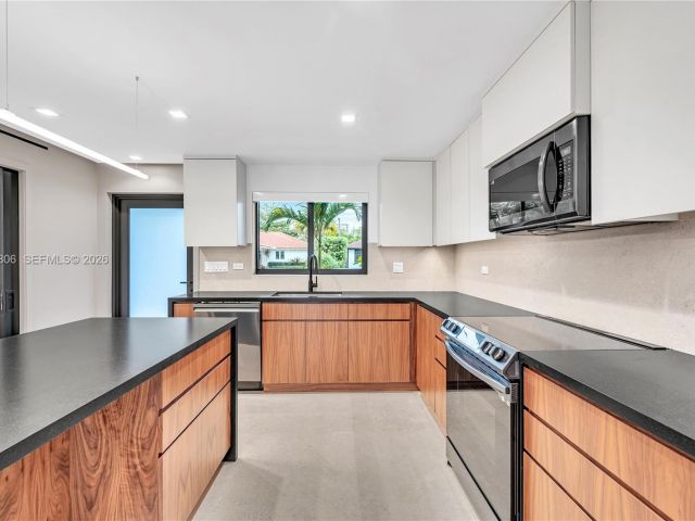 Дом в аренду по адресу 2211 NE 122nd St 2211 - фото 7475176