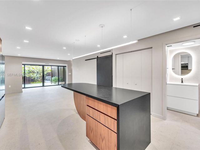 Дом в аренду по адресу 2211 NE 122nd St 2211 - фото 7475179