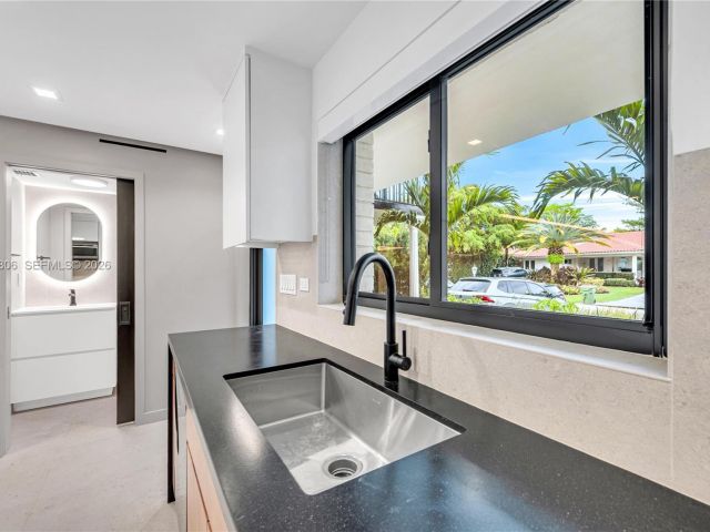 Дом в аренду по адресу 2211 NE 122nd St 2211 - фото 7475181