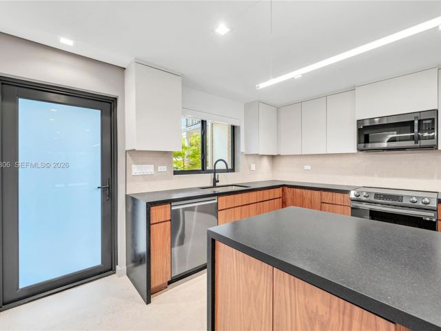 Дом в аренду по адресу 2211 NE 122nd St 2211 - фото 7475187