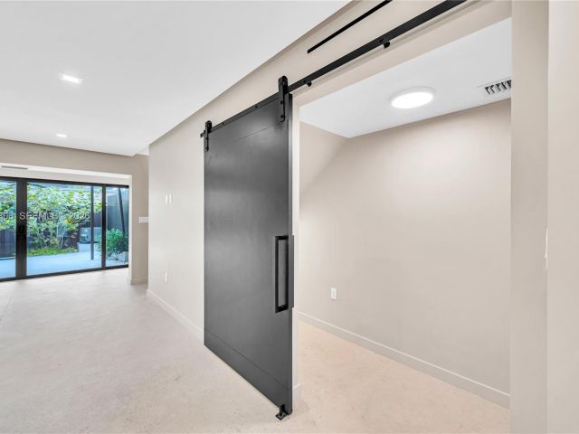 Дом в аренду по адресу 2211 NE 122nd St 2211 - фото 7475191