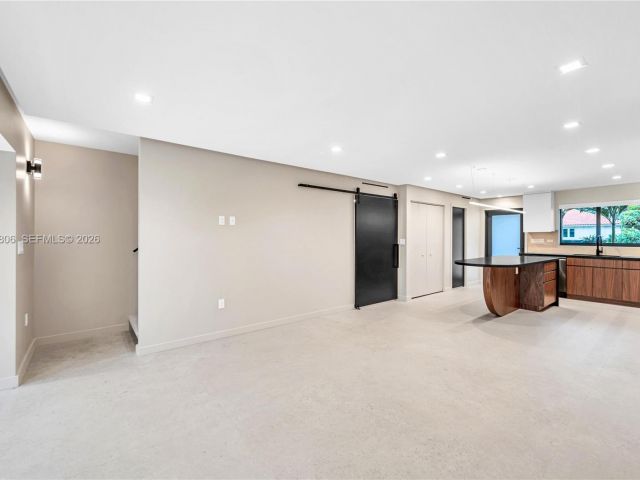 Дом в аренду по адресу 2211 NE 122nd St 2211 - фото 7475195