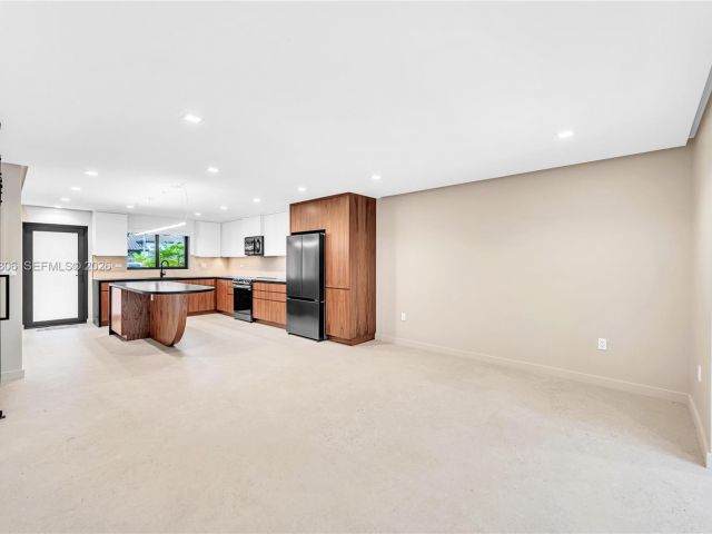 Дом в аренду по адресу 2211 NE 122nd St 2211 - фото 7475197