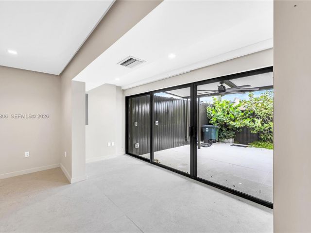 Дом в аренду по адресу 2211 NE 122nd St 2211 - фото 7475199