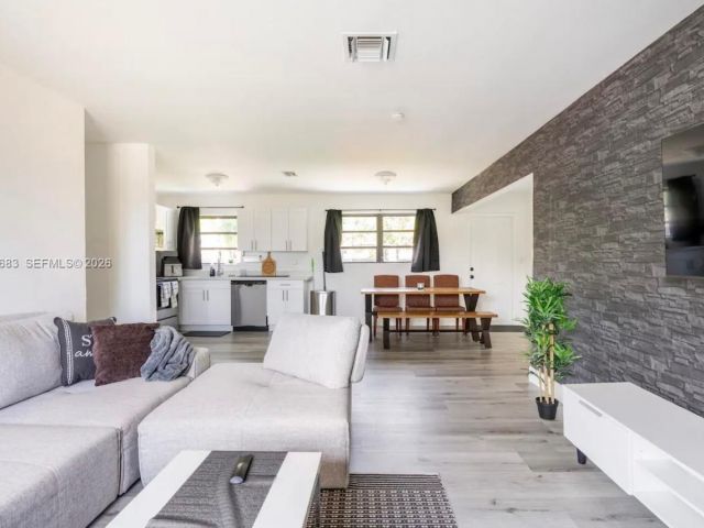 Дом в аренду по адресу 1200 NW 18th Ct 1200 - фото 7481815