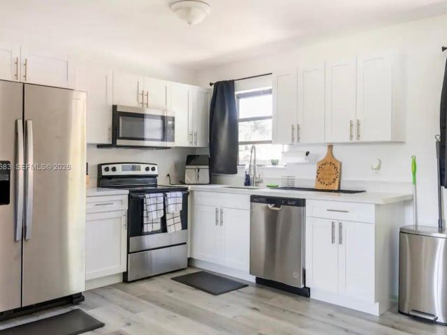 Дом в аренду по адресу 1200 NW 18th Ct 1200 - фото 7481816