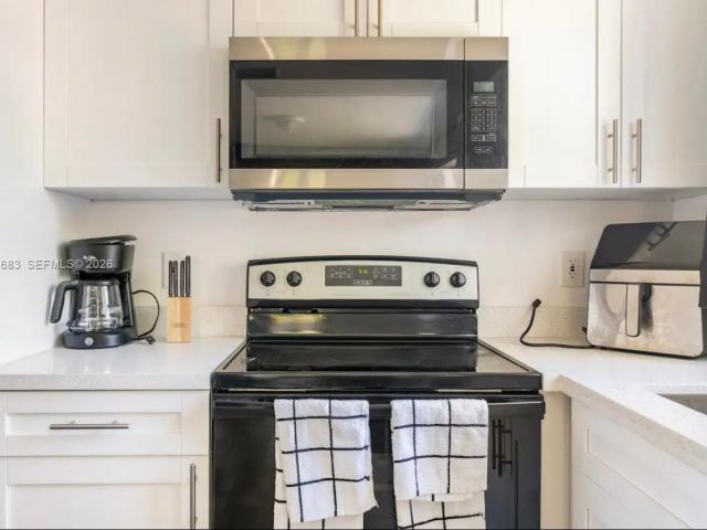 Дом в аренду по адресу 1200 NW 18th Ct 1200 - фото 7481817