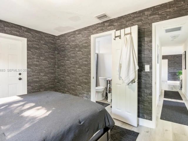 Дом в аренду по адресу 1200 NW 18th Ct 1200 - фото 7481822