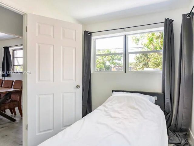 Дом в аренду по адресу 1200 NW 18th Ct 1200 - фото 7481823