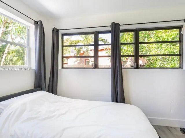 Дом в аренду по адресу 1200 NW 18th Ct 1200 - фото 7481824