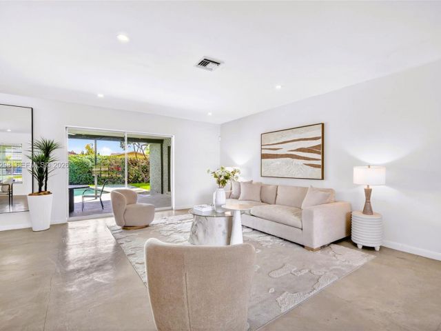 Продажа дома по адресу 1119 N 46th Ter - фото 7514689