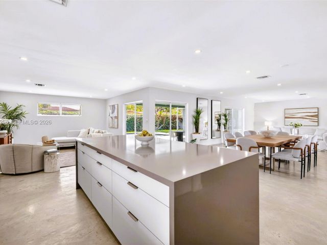 Продажа дома по адресу 1119 N 46th Ter - фото 7514698