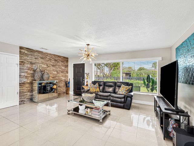 Продажа дома по адресу 590 NW 126th Street - фото 8044035