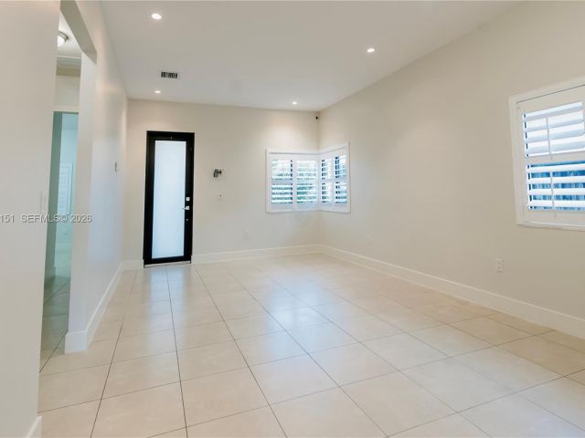 Продажа дома по адресу 2030 SW 60th Ave - фото 7493809