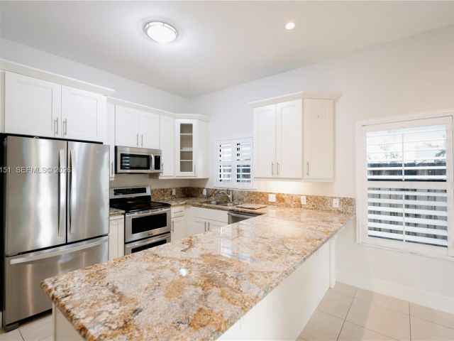 Продажа дома по адресу 2030 SW 60th Ave - фото 7493811