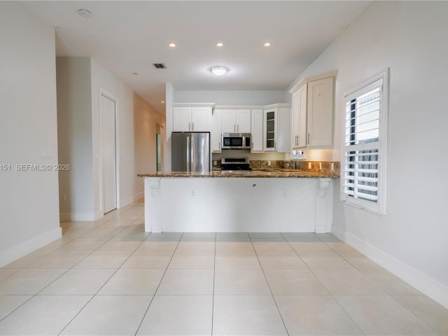 Продажа дома по адресу 2030 SW 60th Ave - фото 7493812