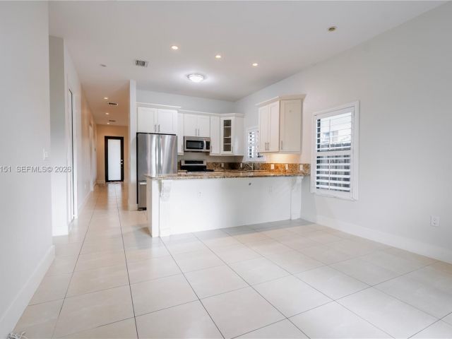 Продажа дома по адресу 2030 SW 60th Ave - фото 7493813