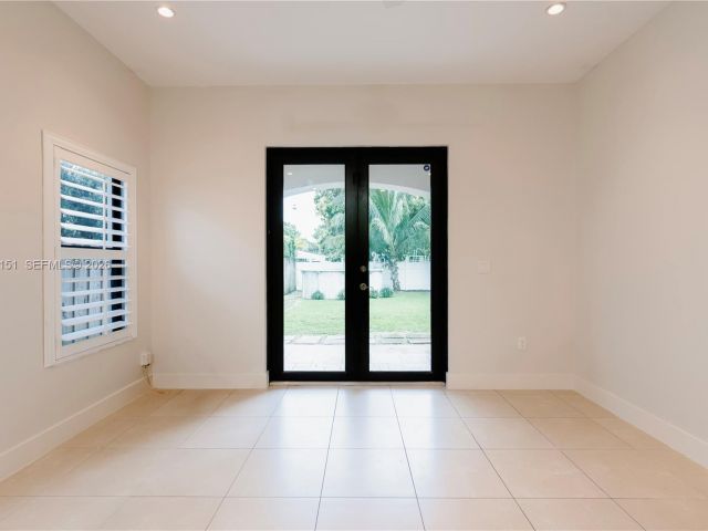 Продажа дома по адресу 2030 SW 60th Ave - фото 7493814