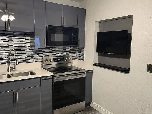 Продажа дома по адресу 521 E Evanston Cir - фото 7481613