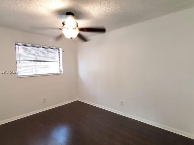 Дом в аренду по адресу 12266 NW 10th St 0 - фото 7454414