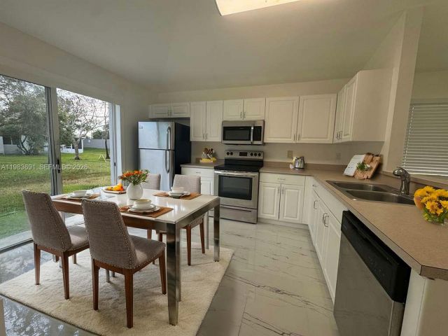 Дом в аренду по адресу 20874 NW 2nd St - фото 7454387