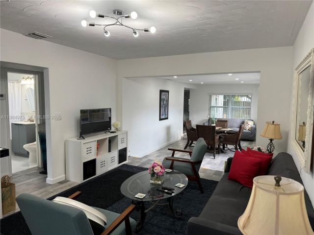 Дом в аренду по адресу 2247 Jackson St - фото 7472152