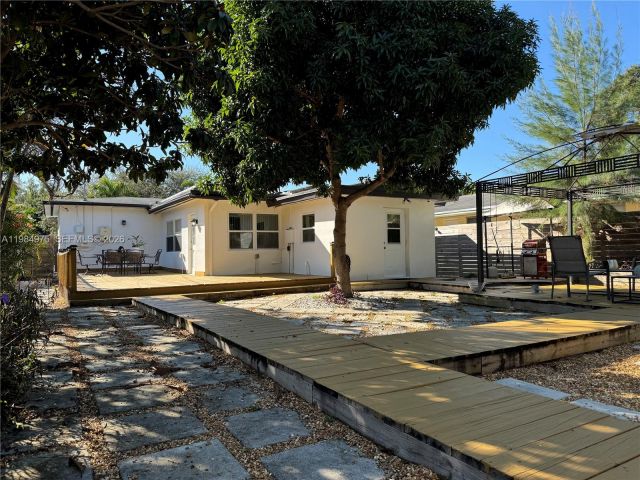 Дом в аренду по адресу 2247 Jackson St - фото 7472154