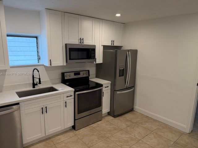 Дом в аренду по адресу 2335 NW 68th St 1 FRONT - фото 7463345