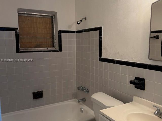 Дом в аренду по адресу 2335 NW 68th St 1 FRONT - фото 7463348