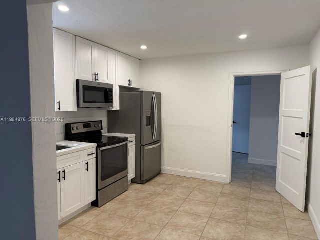 Дом в аренду по адресу 2335 NW 68th St 1 FRONT - фото 7463356