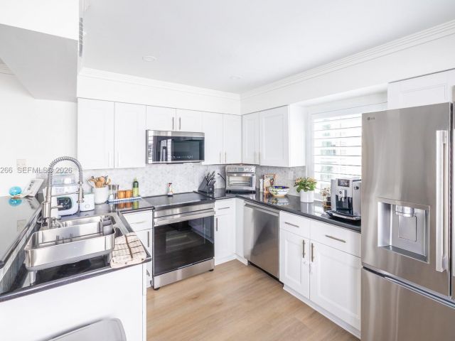 Продажа дома по адресу 261 Navarre Ave B-1 - фото 7470566