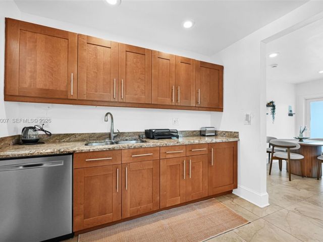 Продажа дома по адресу 1328 N Andrews Ave - фото 7481801