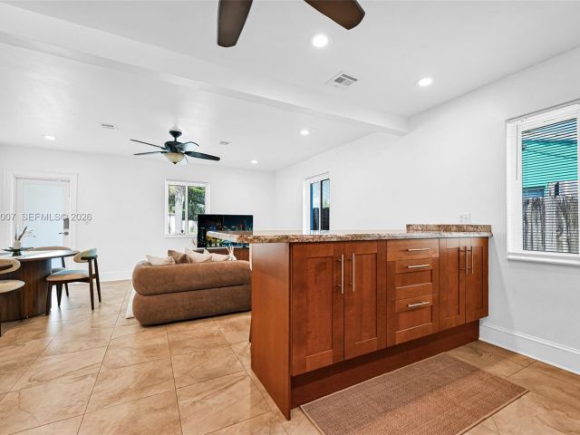 Продажа дома по адресу 1328 N Andrews Ave - фото 7481802