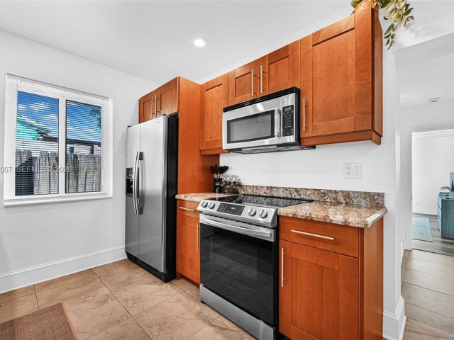 Продажа дома по адресу 1328 N Andrews Ave - фото 7481803