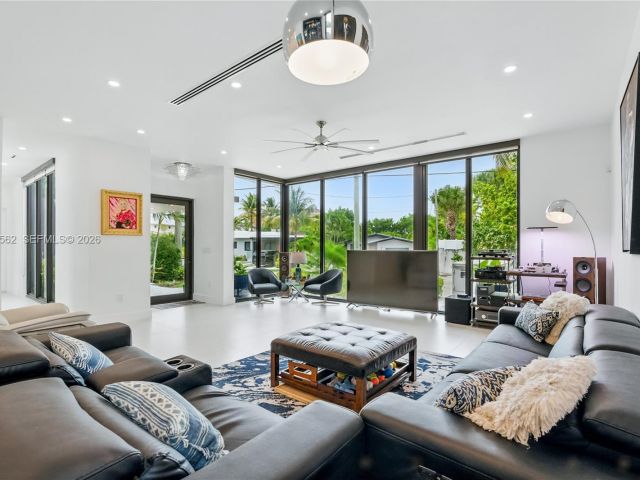 Продажа дома по адресу 1845 NE 124th St - фото 7529142