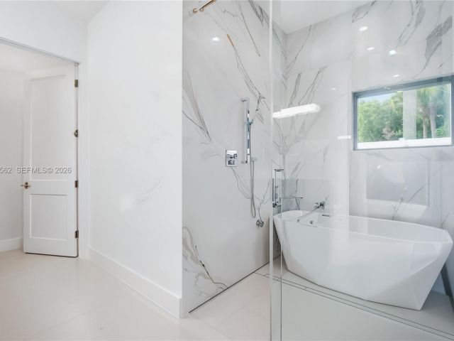 Продажа дома по адресу 1845 NE 124th St - фото 7529149