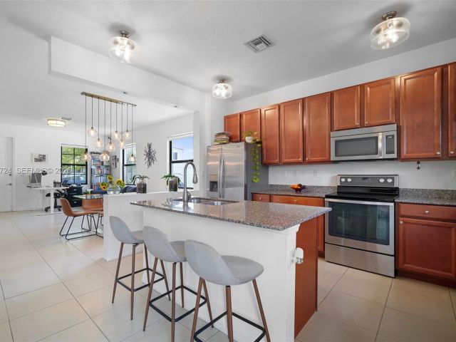 Продажа дома по адресу 901 NE 191st St - фото 7521998