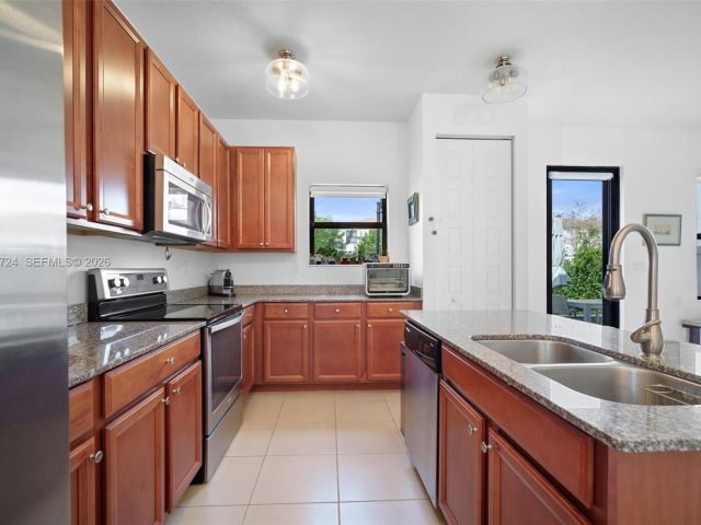 Продажа дома по адресу 901 NE 191st St - фото 7521999