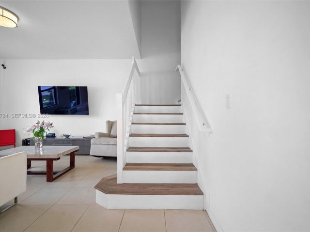 Продажа дома по адресу 901 NE 191st St - фото 7522001