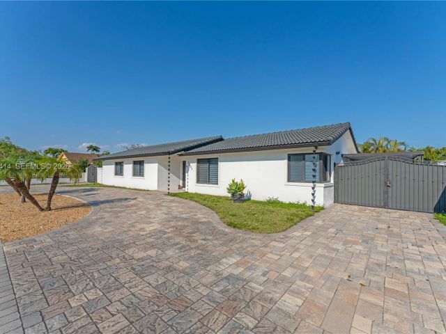 Продажа дома по адресу 2401 SW 132nd Ave - фото 7526870