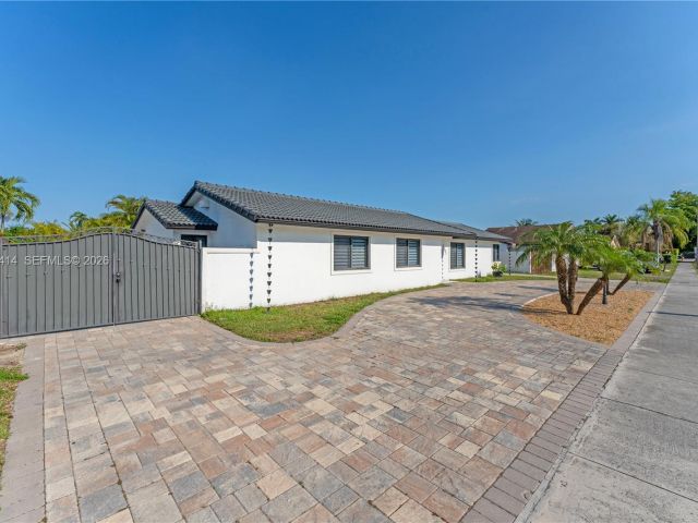 Продажа дома по адресу 2401 SW 132nd Ave - фото 7526871