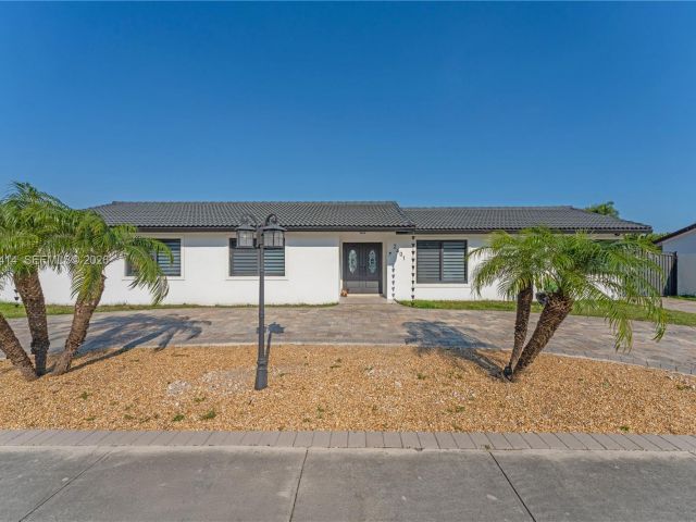 Продажа дома по адресу 2401 SW 132nd Ave - фото 7526872