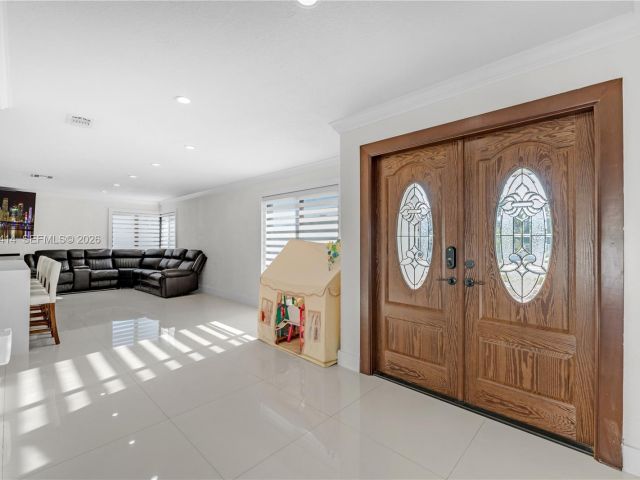 Продажа дома по адресу 2401 SW 132nd Ave - фото 7526874