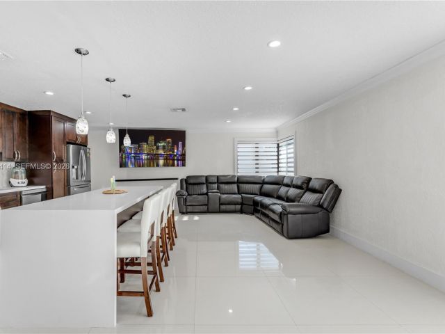 Продажа дома по адресу 2401 SW 132nd Ave - фото 7526875