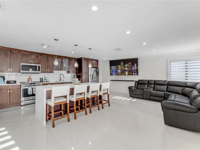 Продажа дома по адресу 2401 SW 132nd Ave - фото 7526876