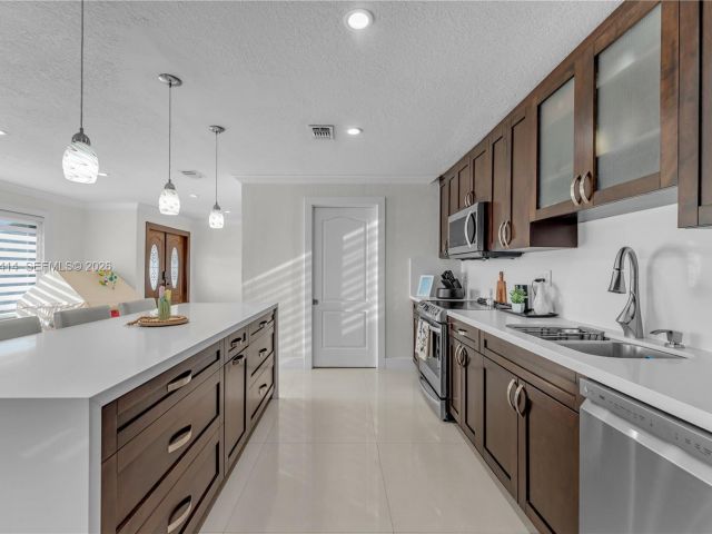 Продажа дома по адресу 2401 SW 132nd Ave - фото 7526878